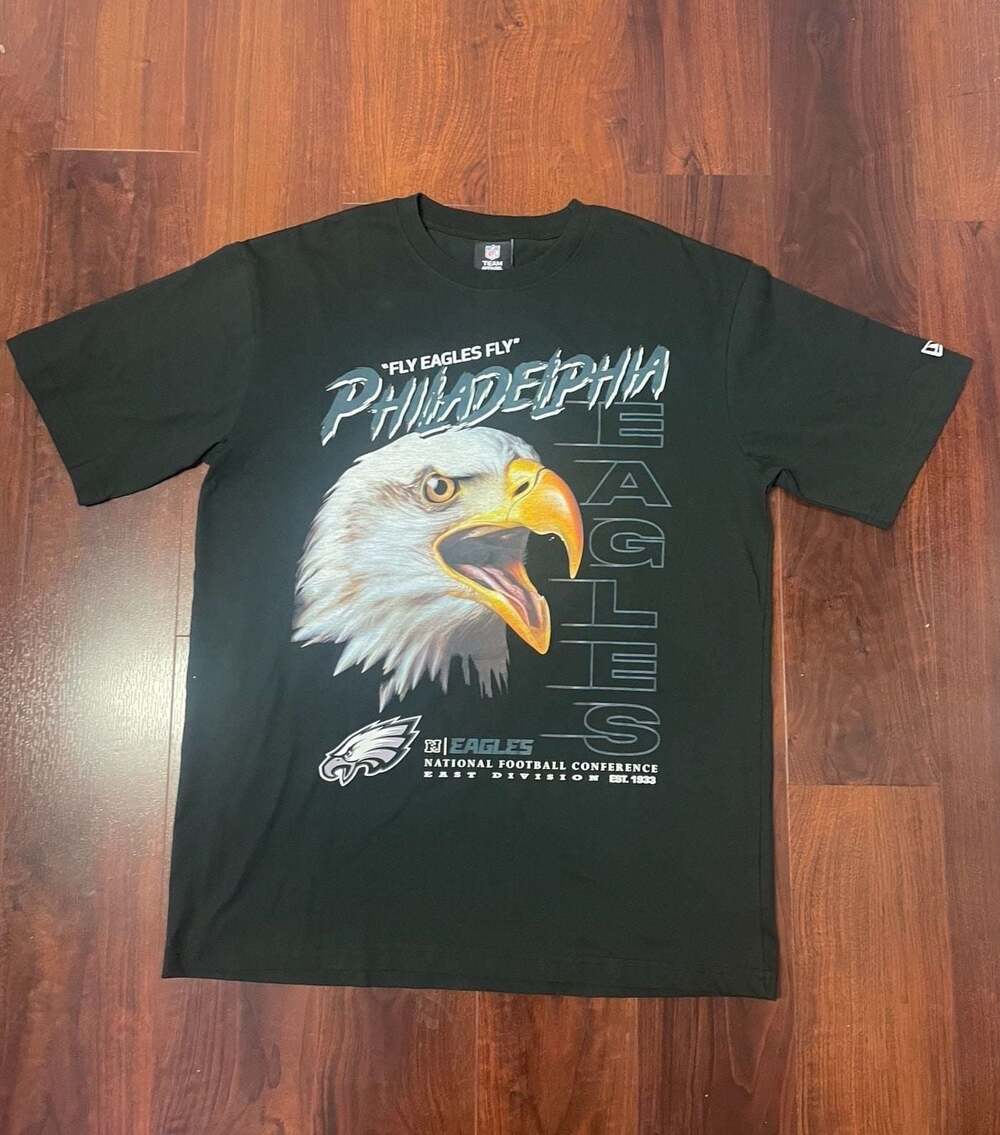 New Era Philadelphia Eagles "Fly Eagles Fly" Graphic T-Shirt Size M